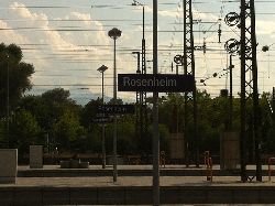 Bahnhof Bahnsteig groesser