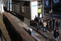 1223 Schulmöbel verladen und gestapelt